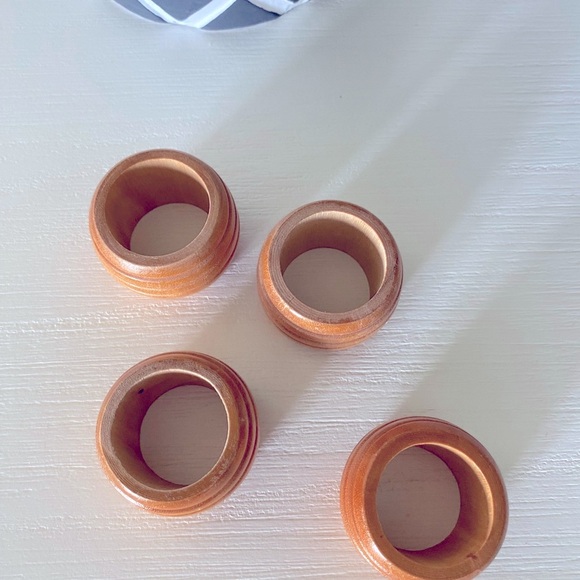 4 Wooden Napkin Rings Set brown tan Ribbed Vintage wood rustic country - Picture 4 of 4